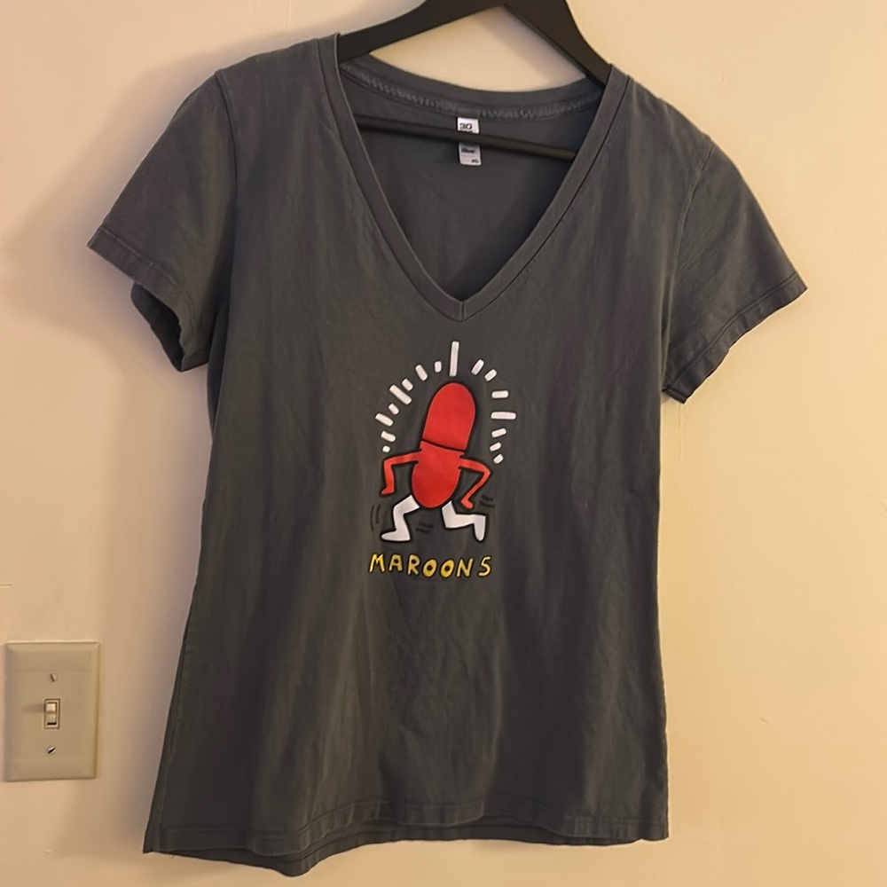 Maroon 5 v neck band t-shirt, likely from their "Red Pill Blues" tour ❤️🤍💛 🎵 🎶